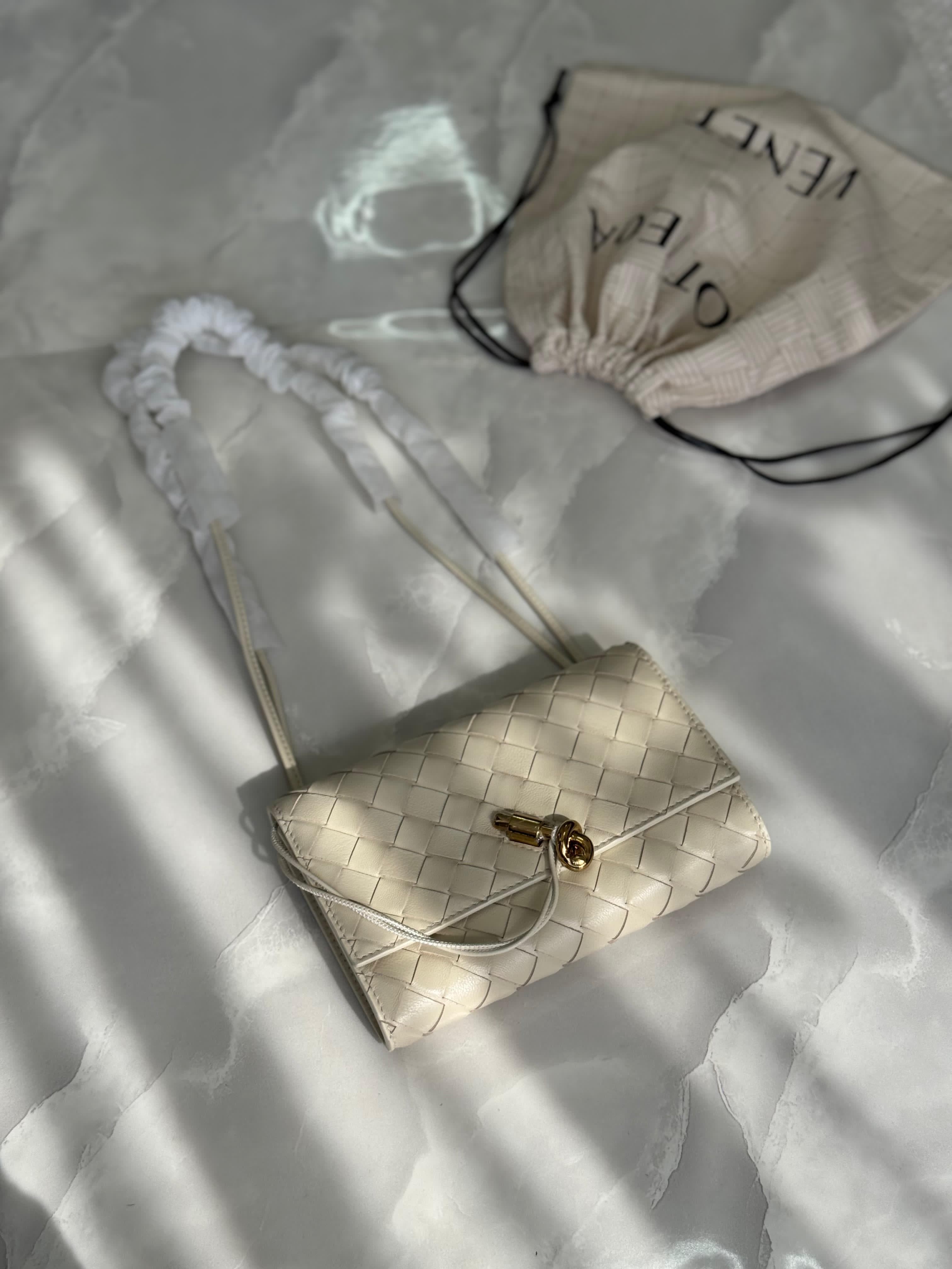 Bottega Veneta Woven Leather Knot Clutch Bag – Intrecciato Design