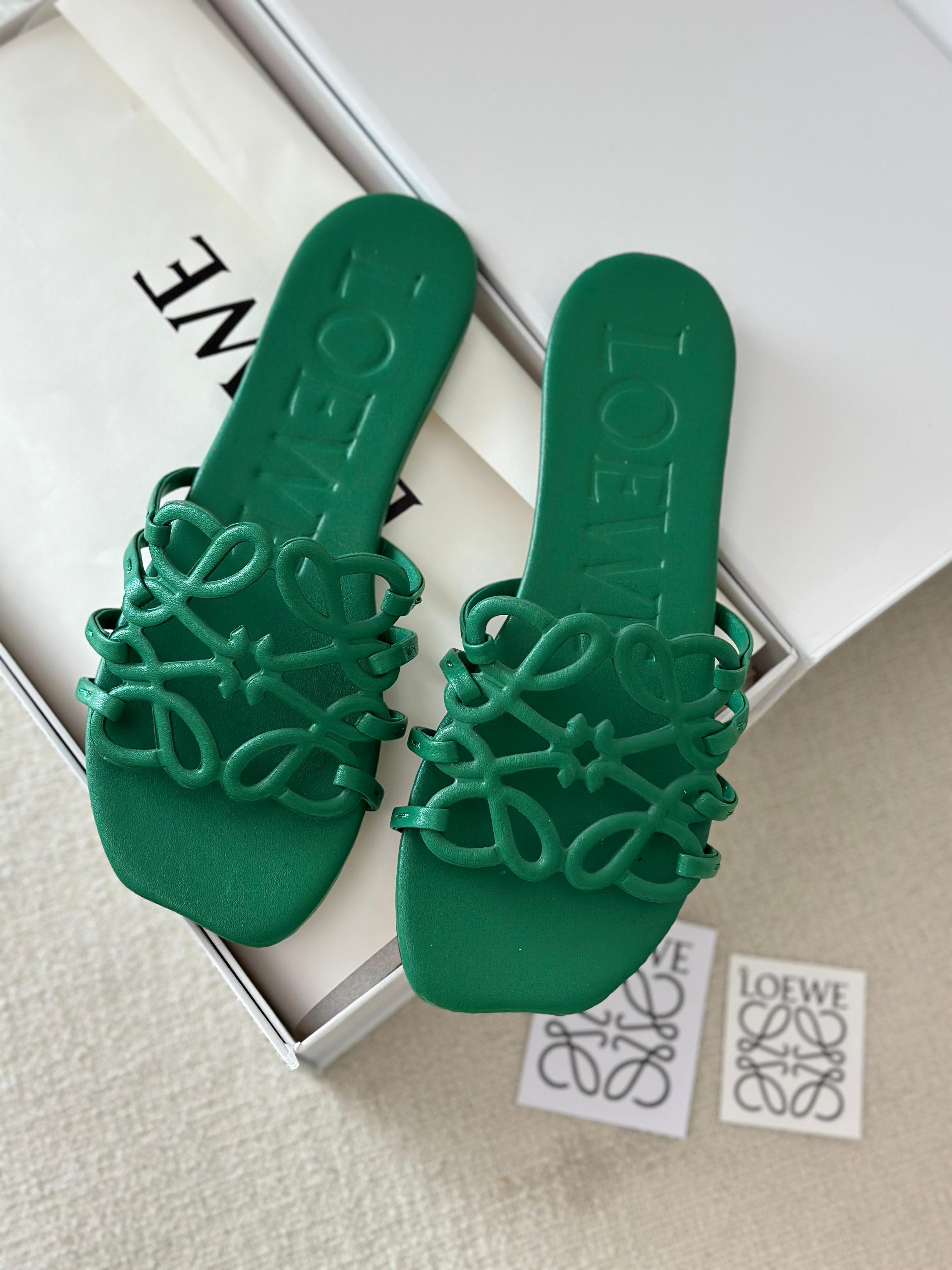 Loewe Petal Anagram Slides