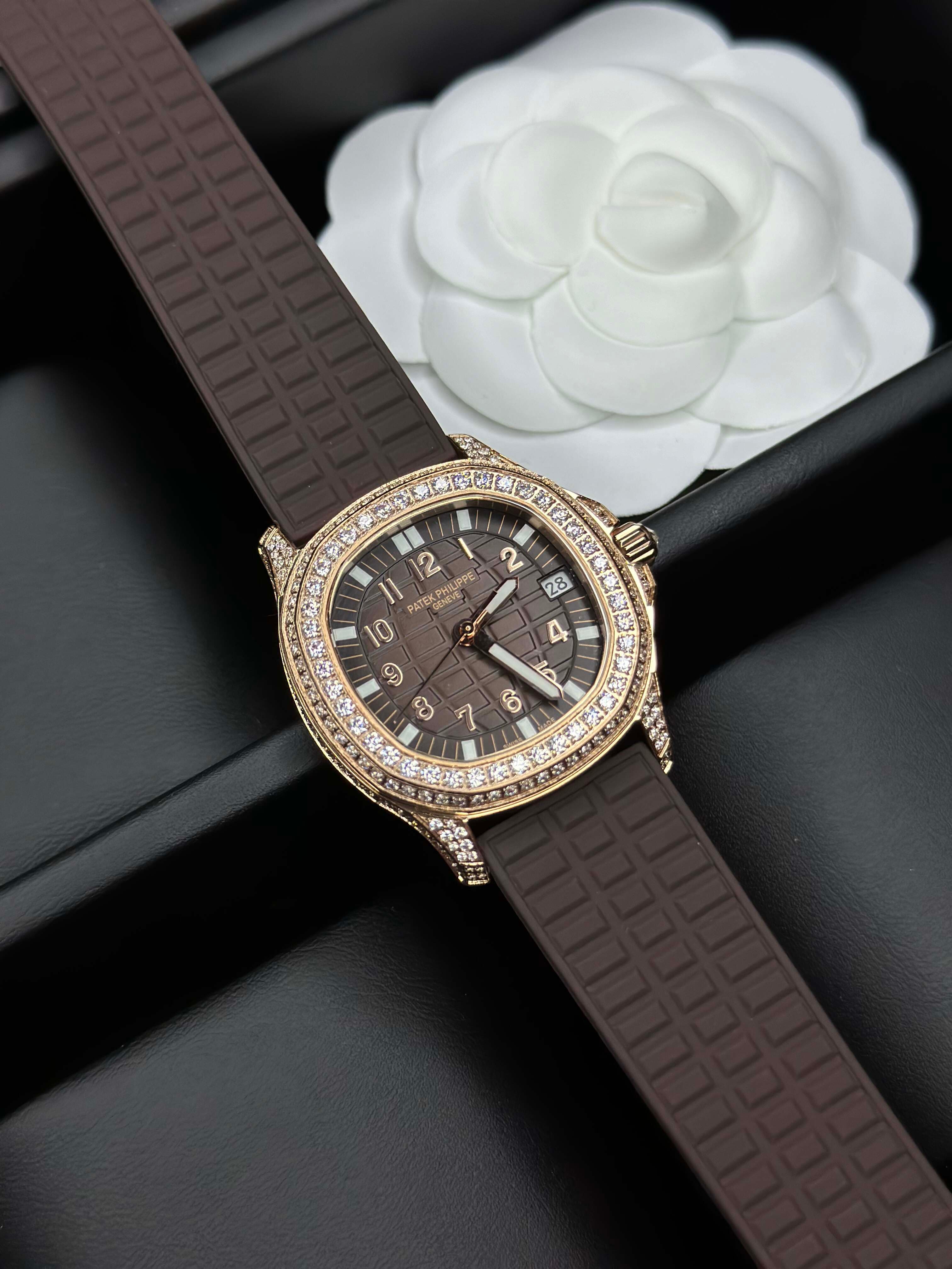 Patek Philippe Aquanaut Ladies Collection – 35.6mm Rubber Strap (With & Without Diamonds)