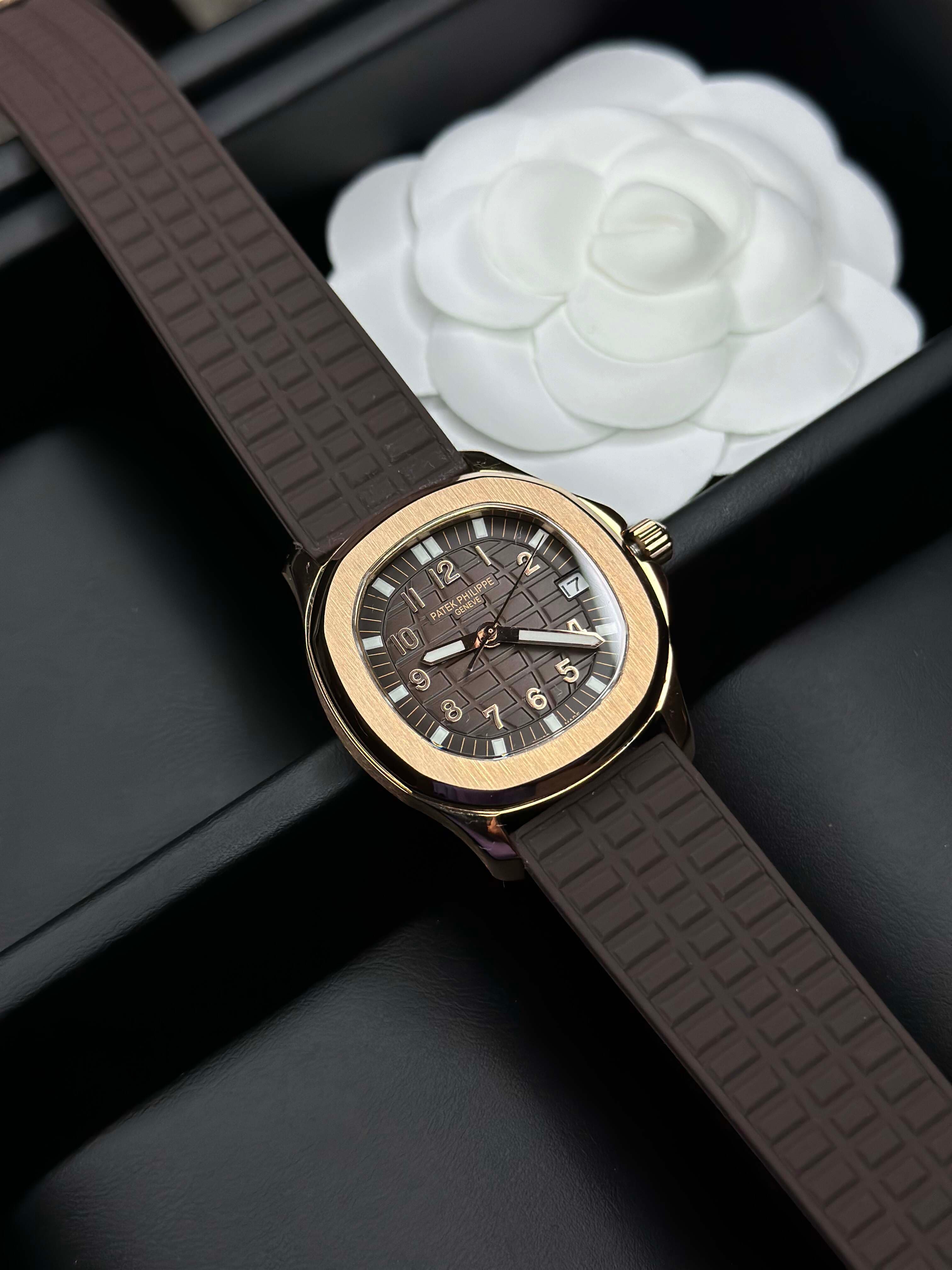 Patek Philippe Aquanaut Ladies Collection – 35.6mm Rubber Strap (With & Without Diamonds)