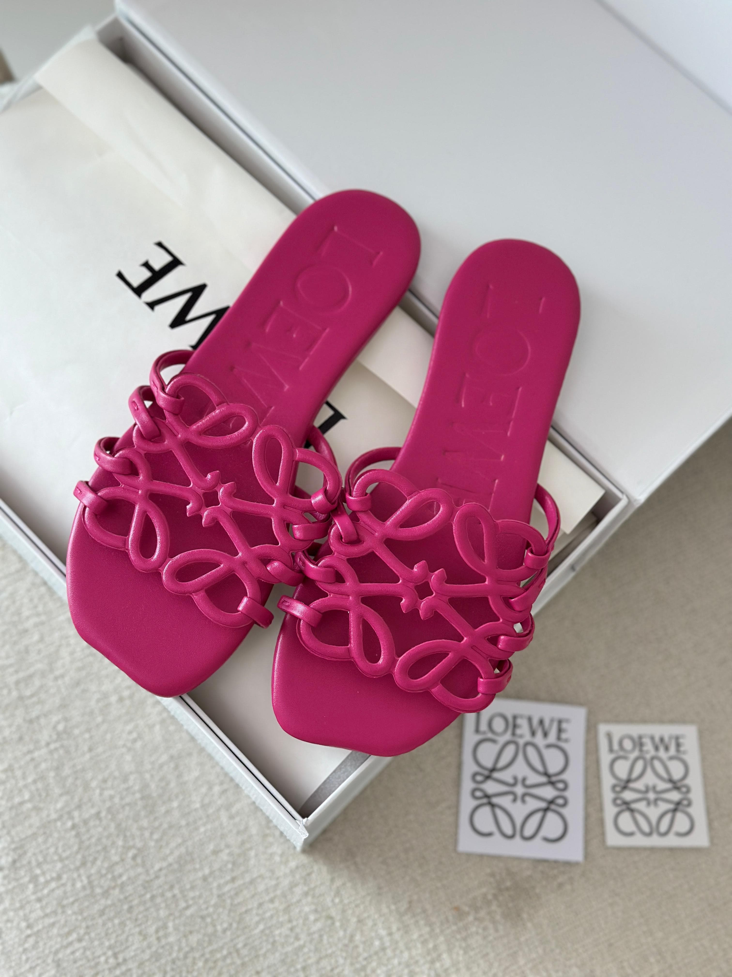 Loewe Petal Anagram Slides