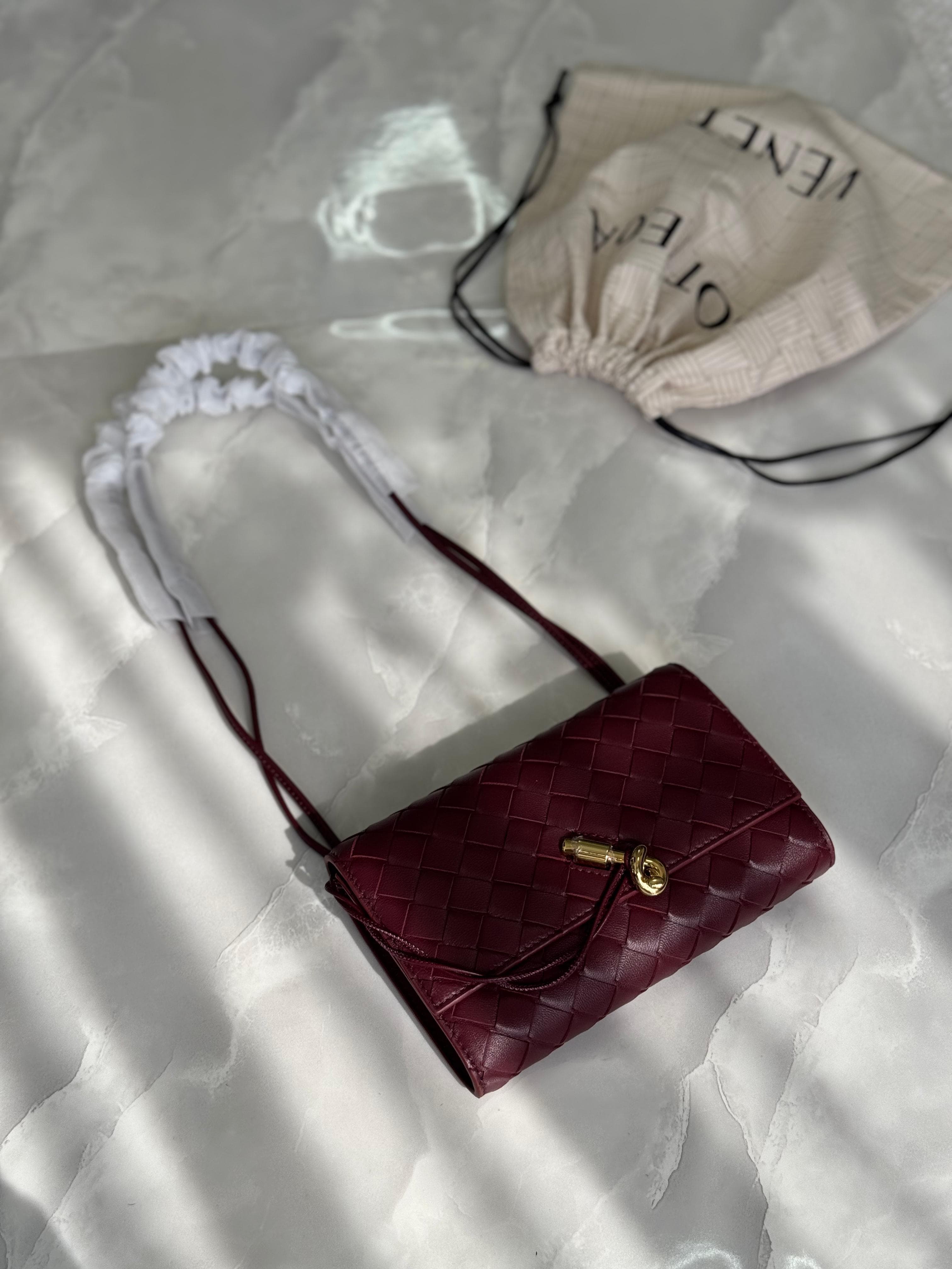 Bottega Veneta Woven Leather Knot Clutch Bag – Intrecciato Design