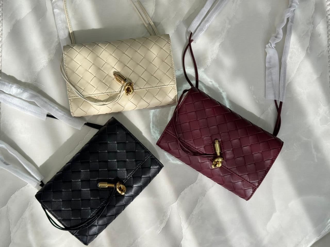 Bottega Veneta Woven Leather Knot Clutch Bag – Intrecciato Design
