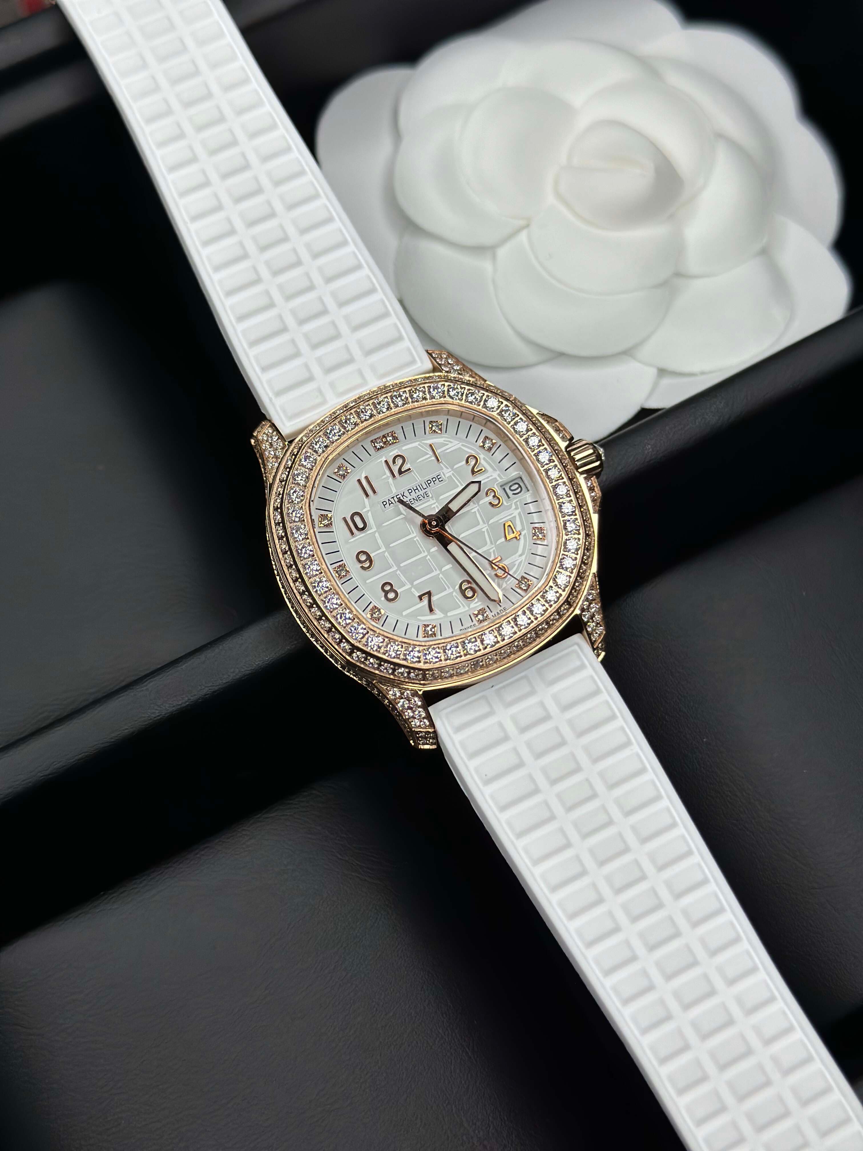 Patek Philippe Aquanaut Ladies Collection – 35.6mm Rubber Strap (With & Without Diamonds)