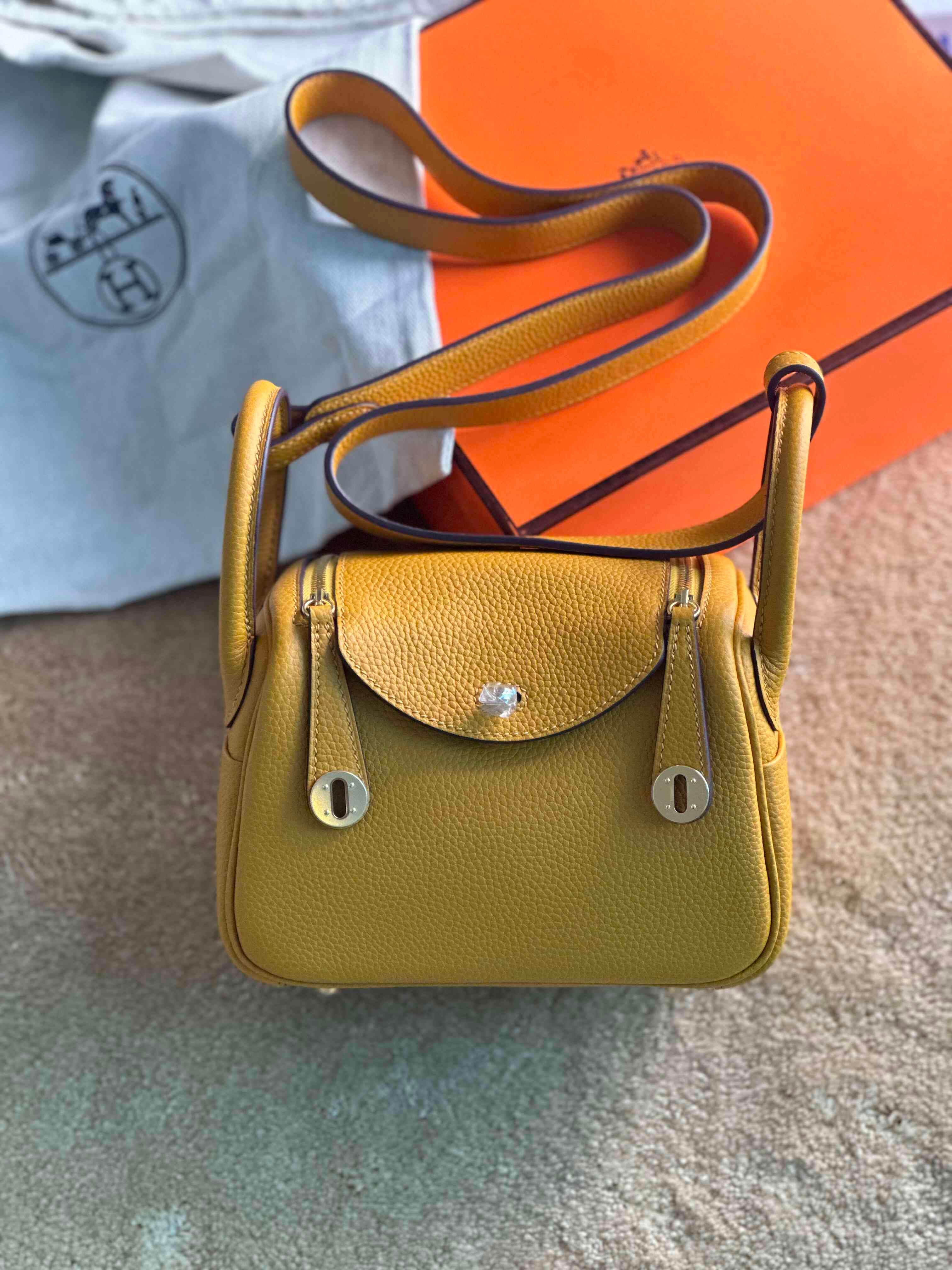 Hermès Mini Lindy Togo Bag – Compact Luxury Icon
