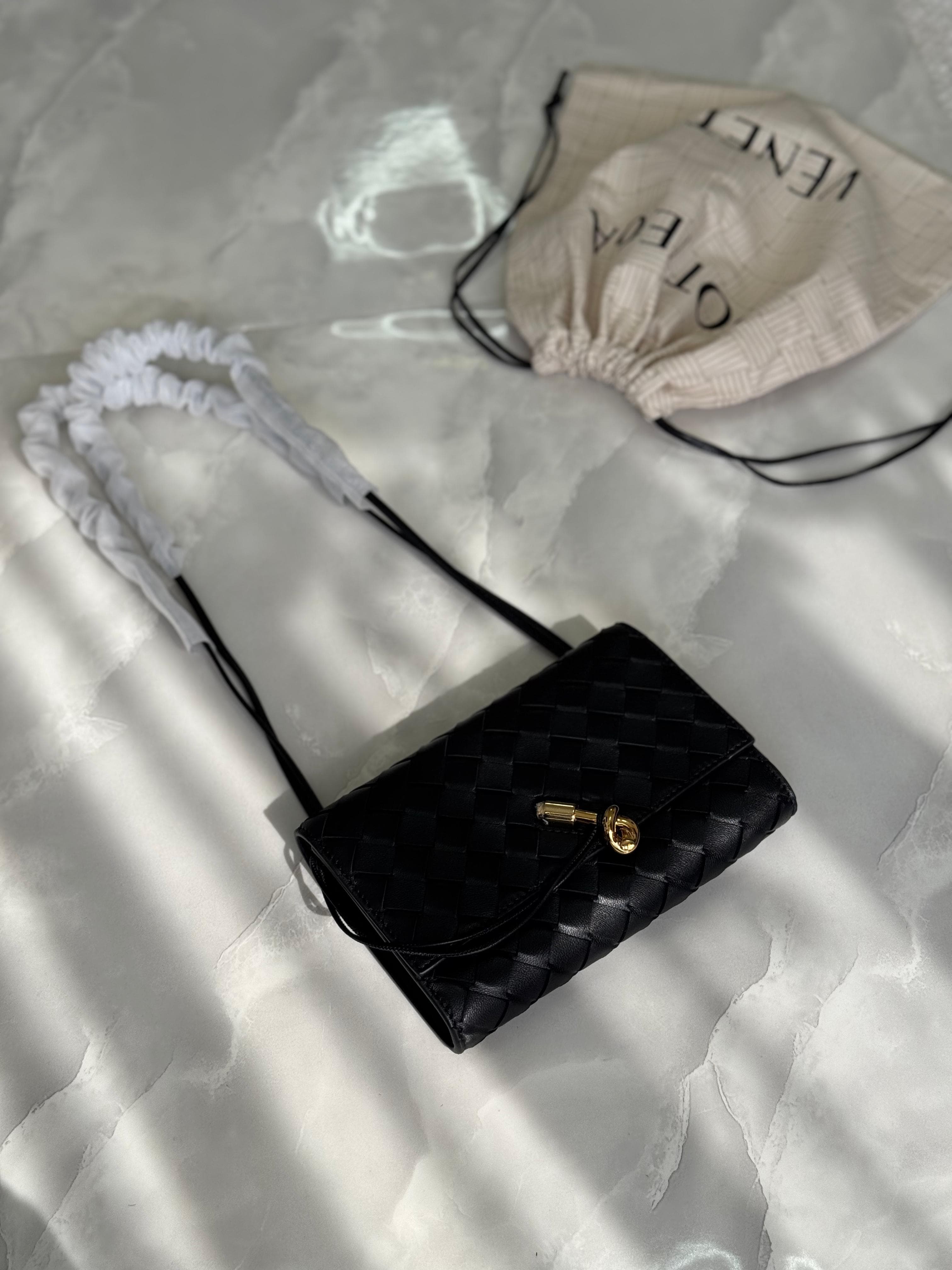 Bottega Veneta Woven Leather Knot Clutch Bag – Intrecciato Design