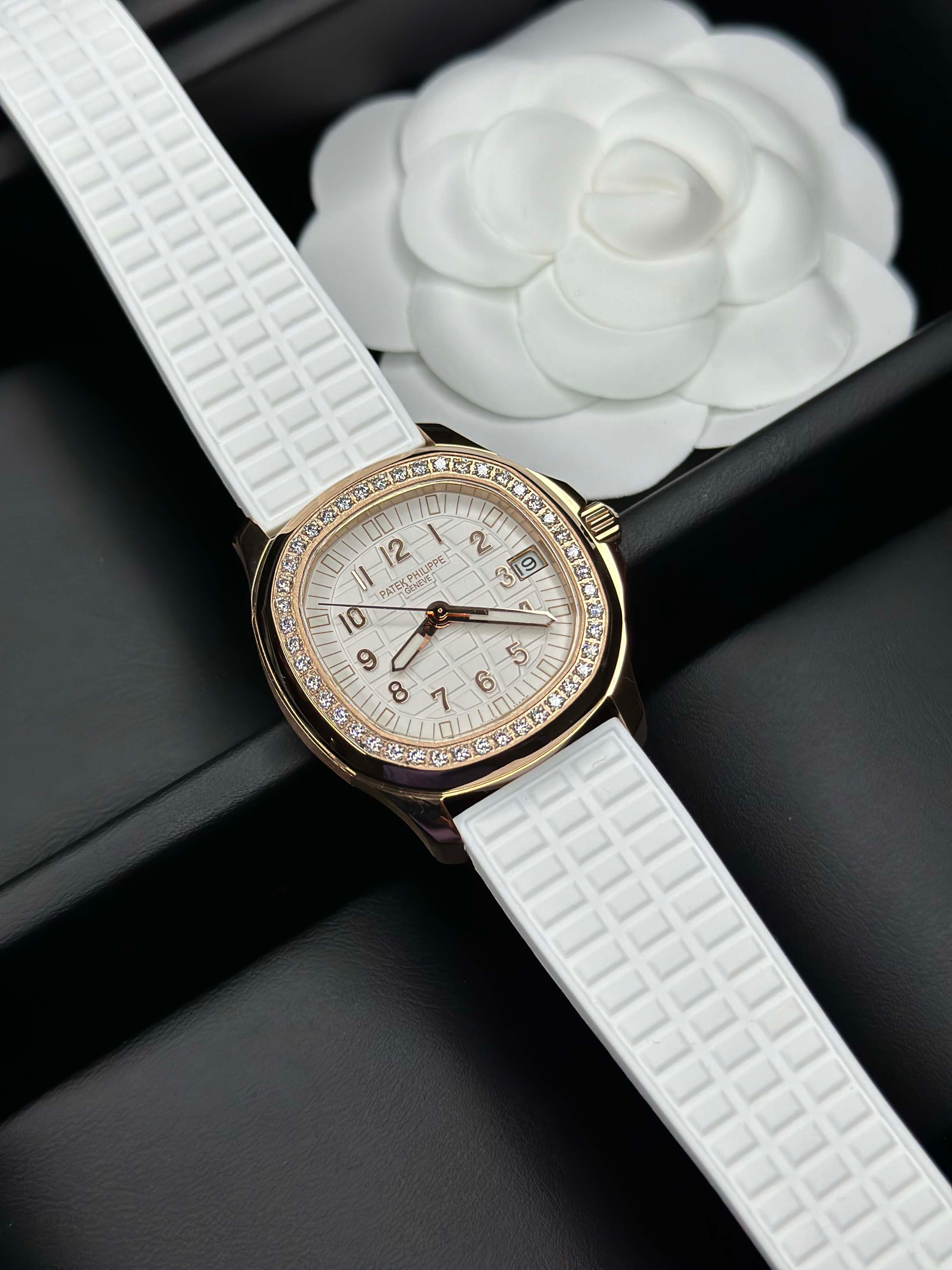 Patek Philippe Aquanaut Ladies Collection – 35.6mm Rubber Strap (With & Without Diamonds)