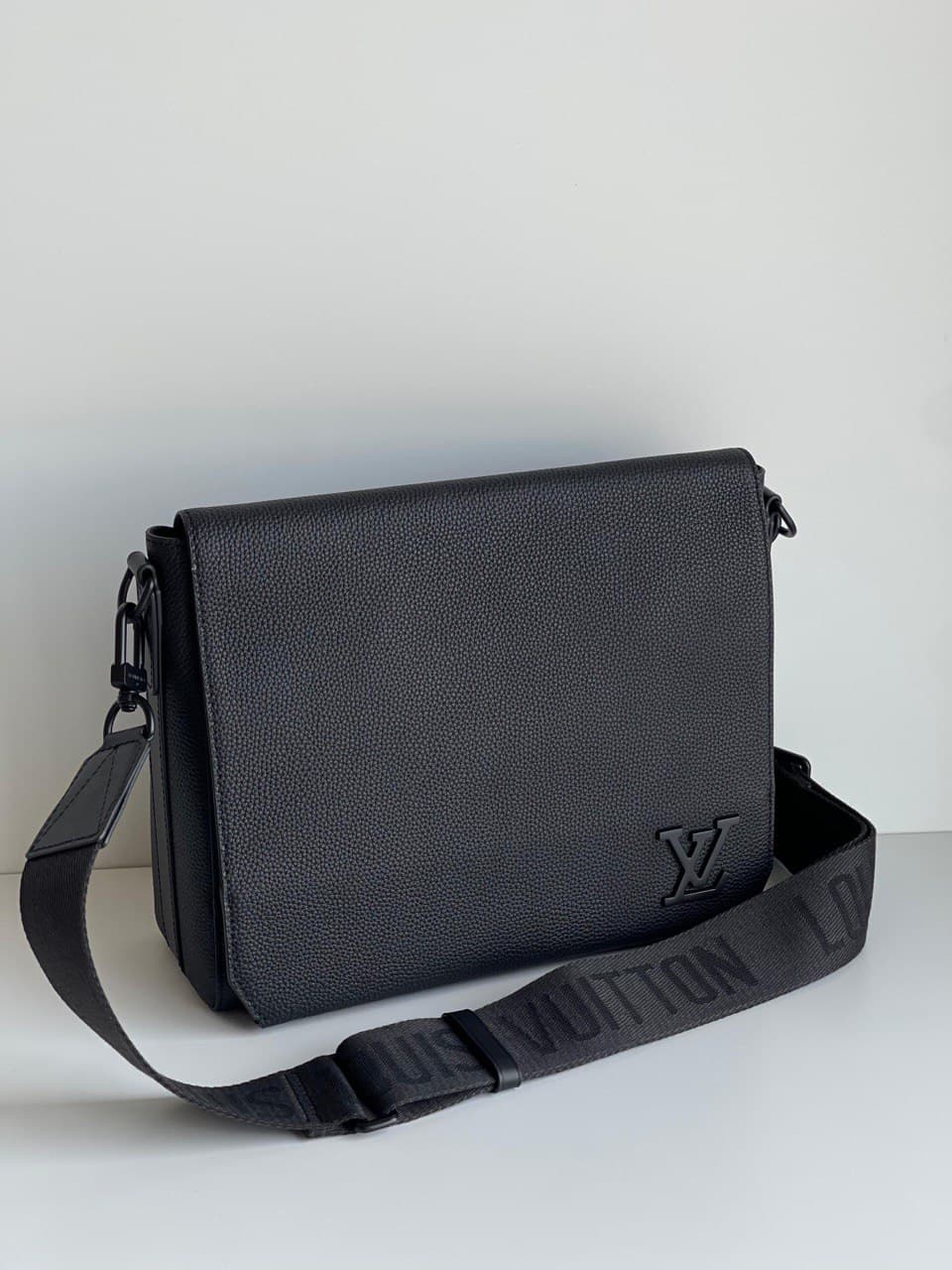 Louis Vuitton Luxury Messenger & Crossbody Bag Collection