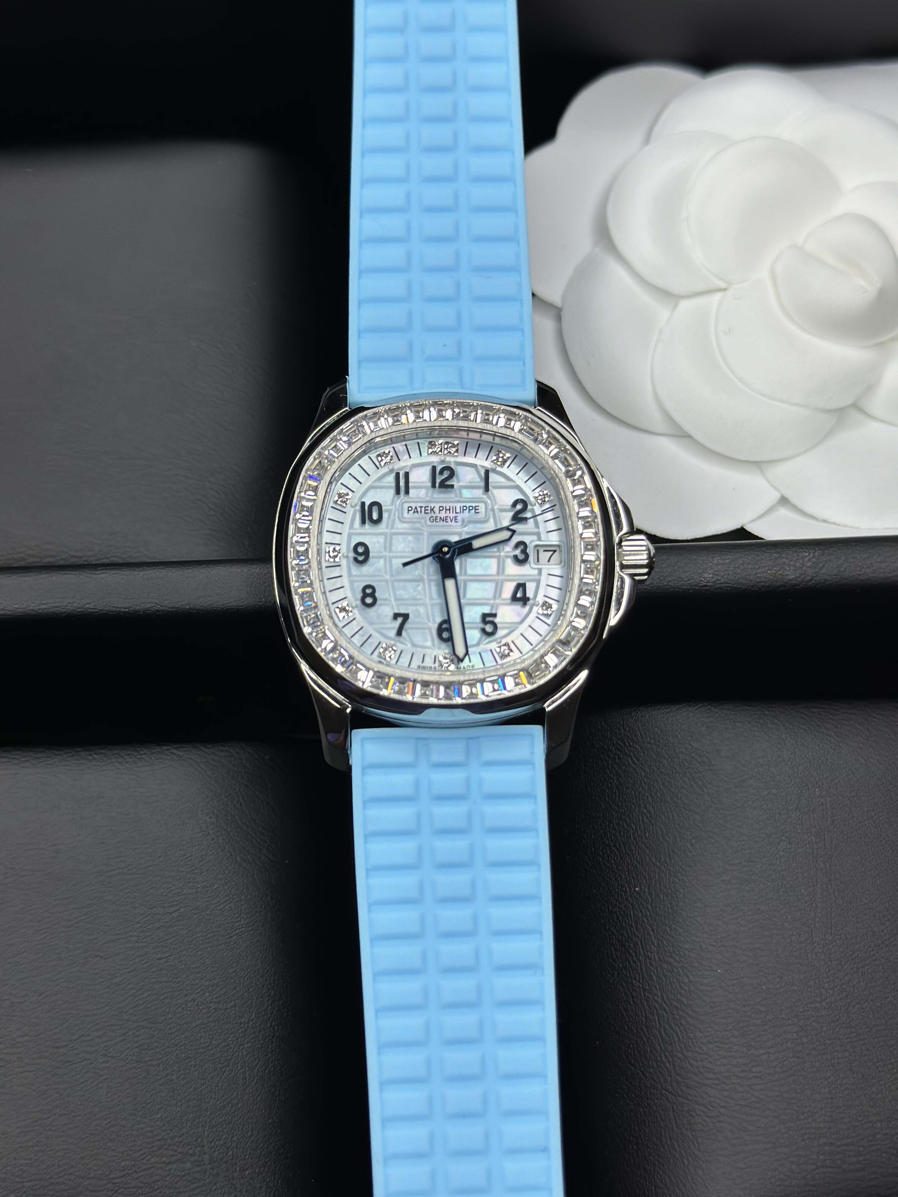 Patek Philippe Aquanaut Ladies Collection – 35.6mm Rubber Strap (With & Without Diamonds)