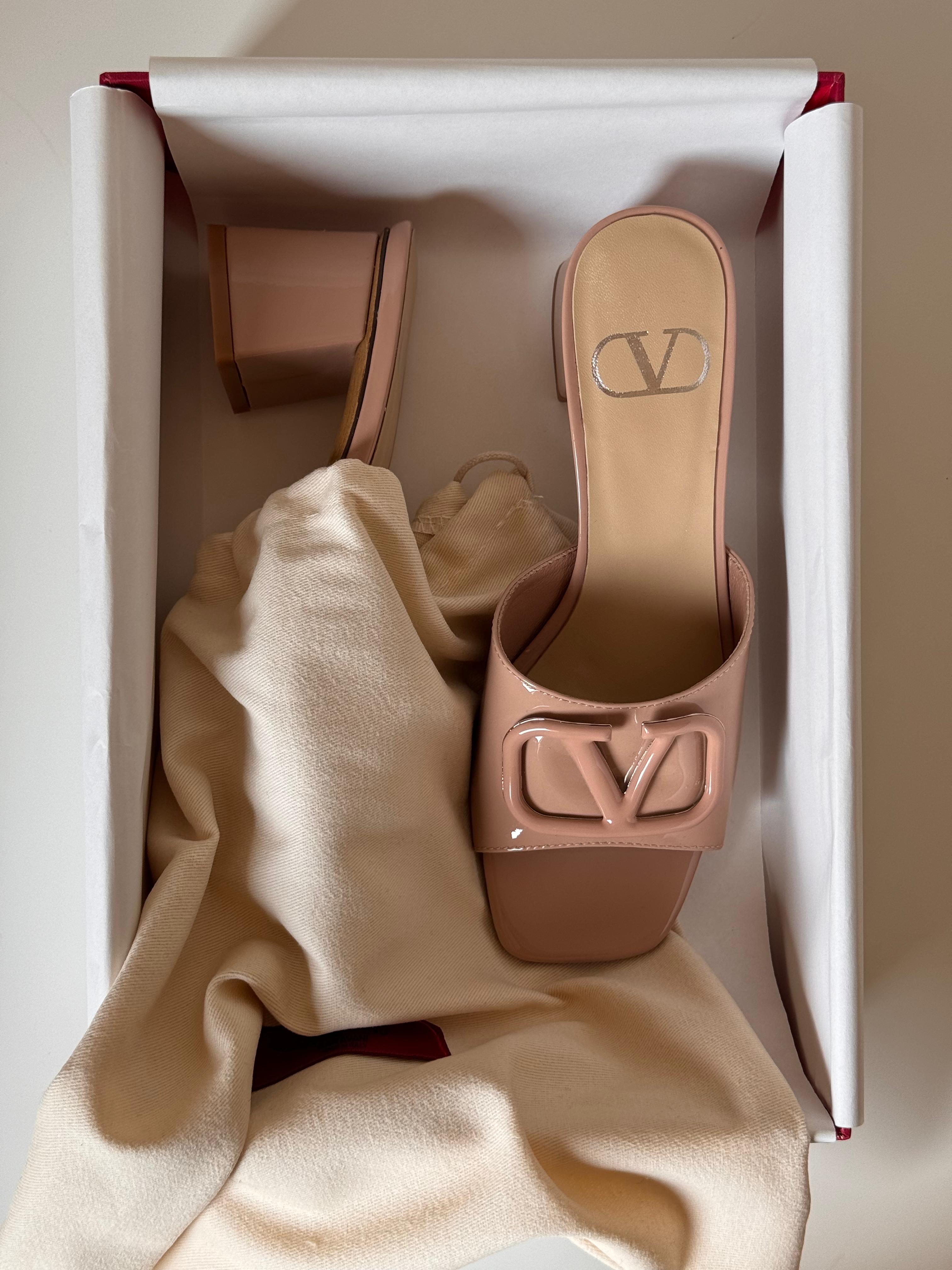Valentino V logo