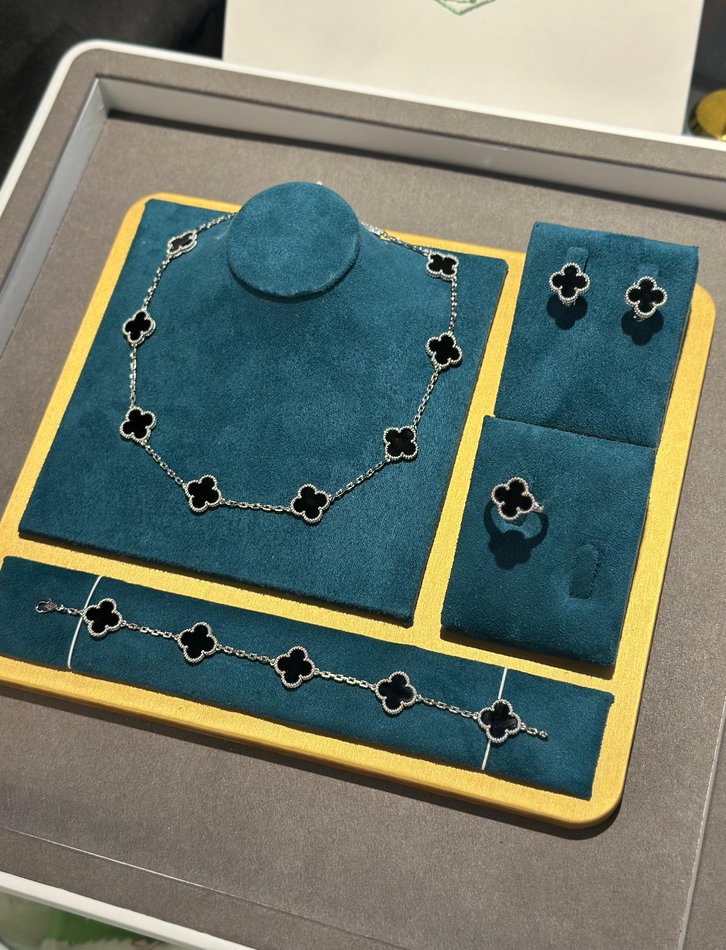 Van Cleef & Arpels Alhambra