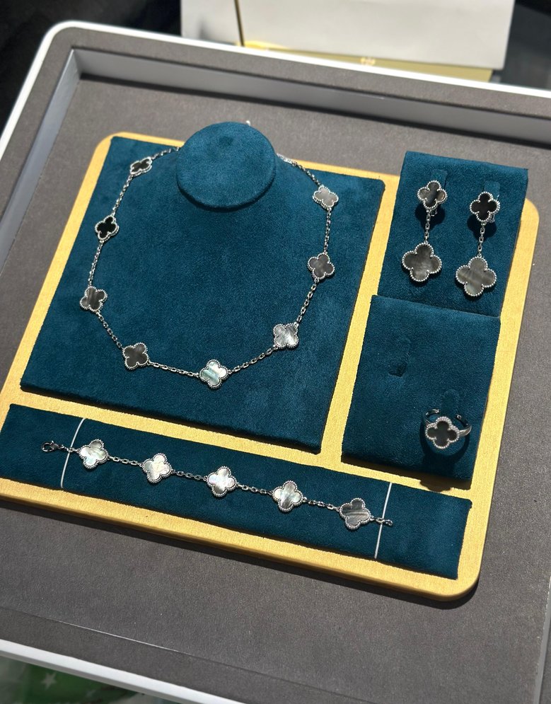 Van Cleef & Arpels Alhambra