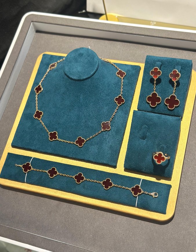 Van Cleef & Arpels Alhambra