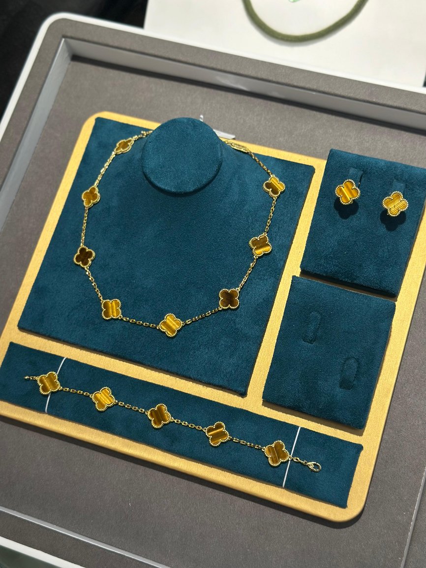 Van Cleef & Arpels Alhambra