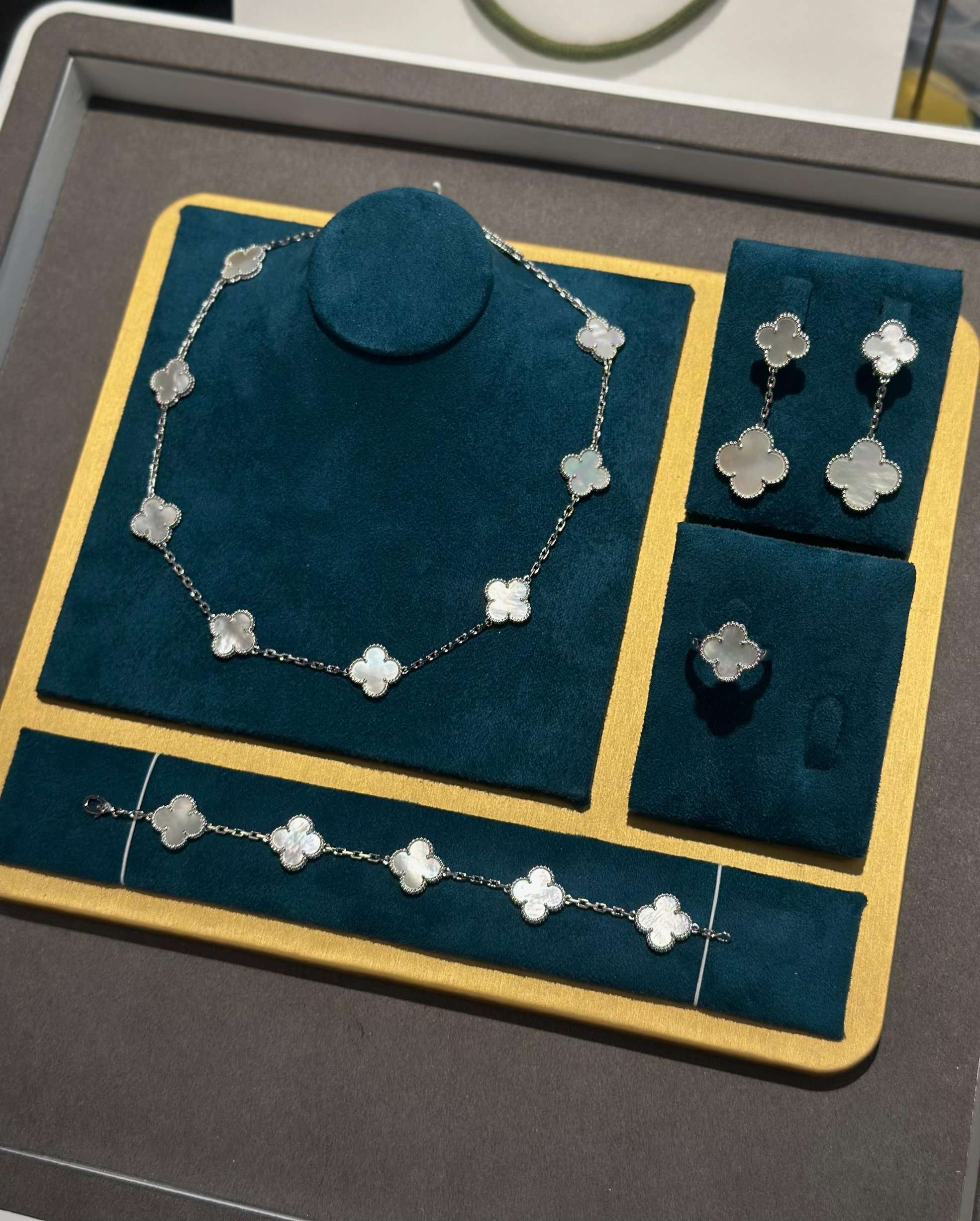 Van Cleef & Arpels Alhambra