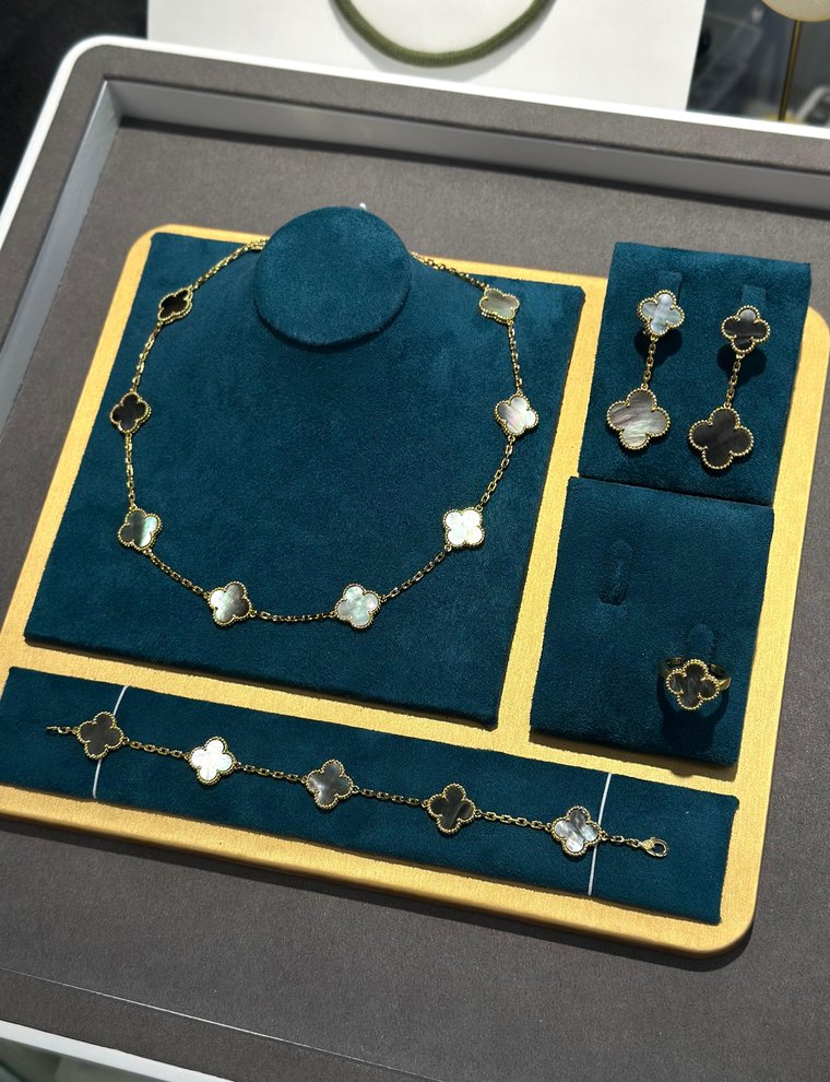 Van Cleef & Arpels Alhambra