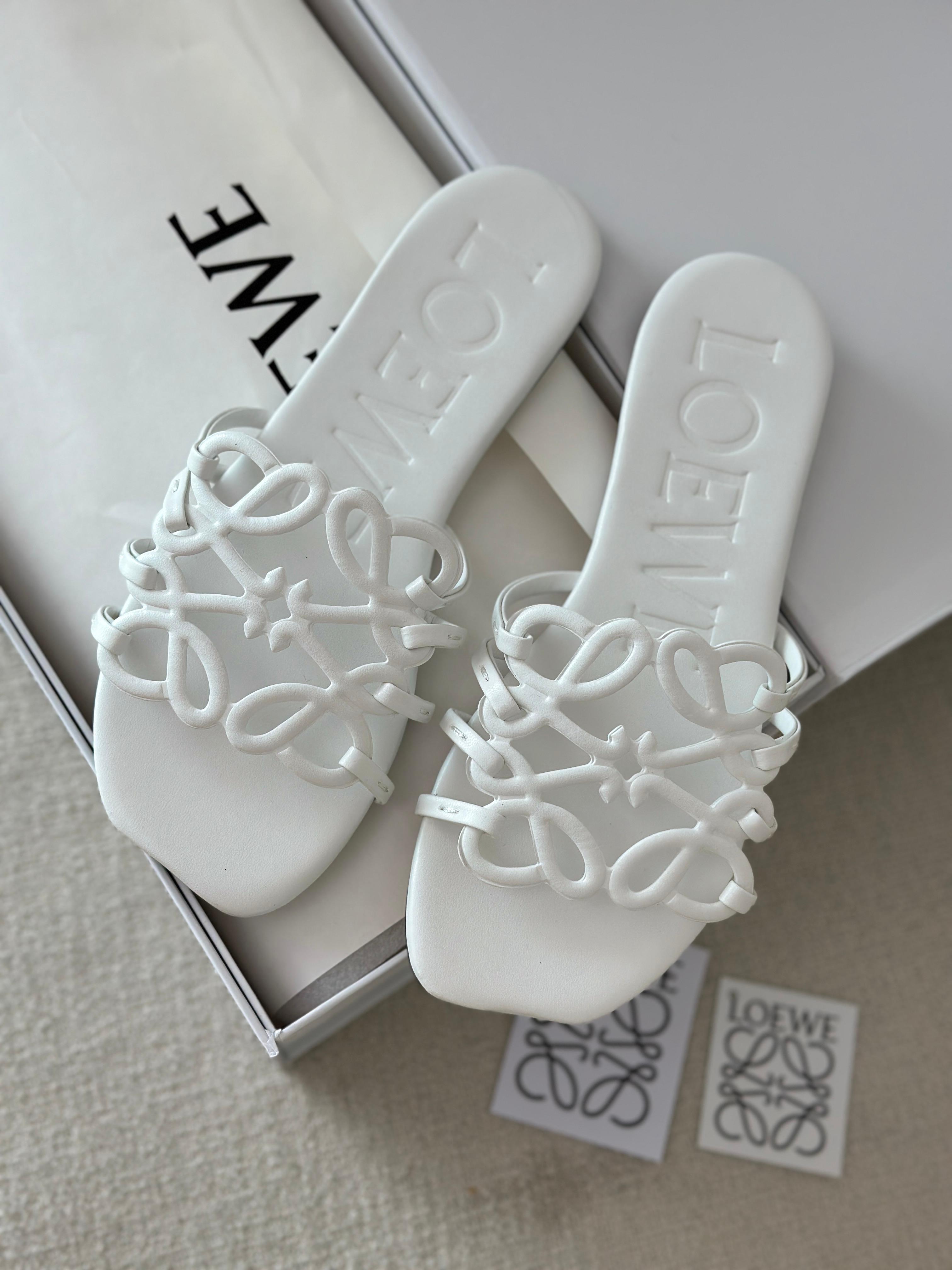 Loewe Petal Anagram Slides