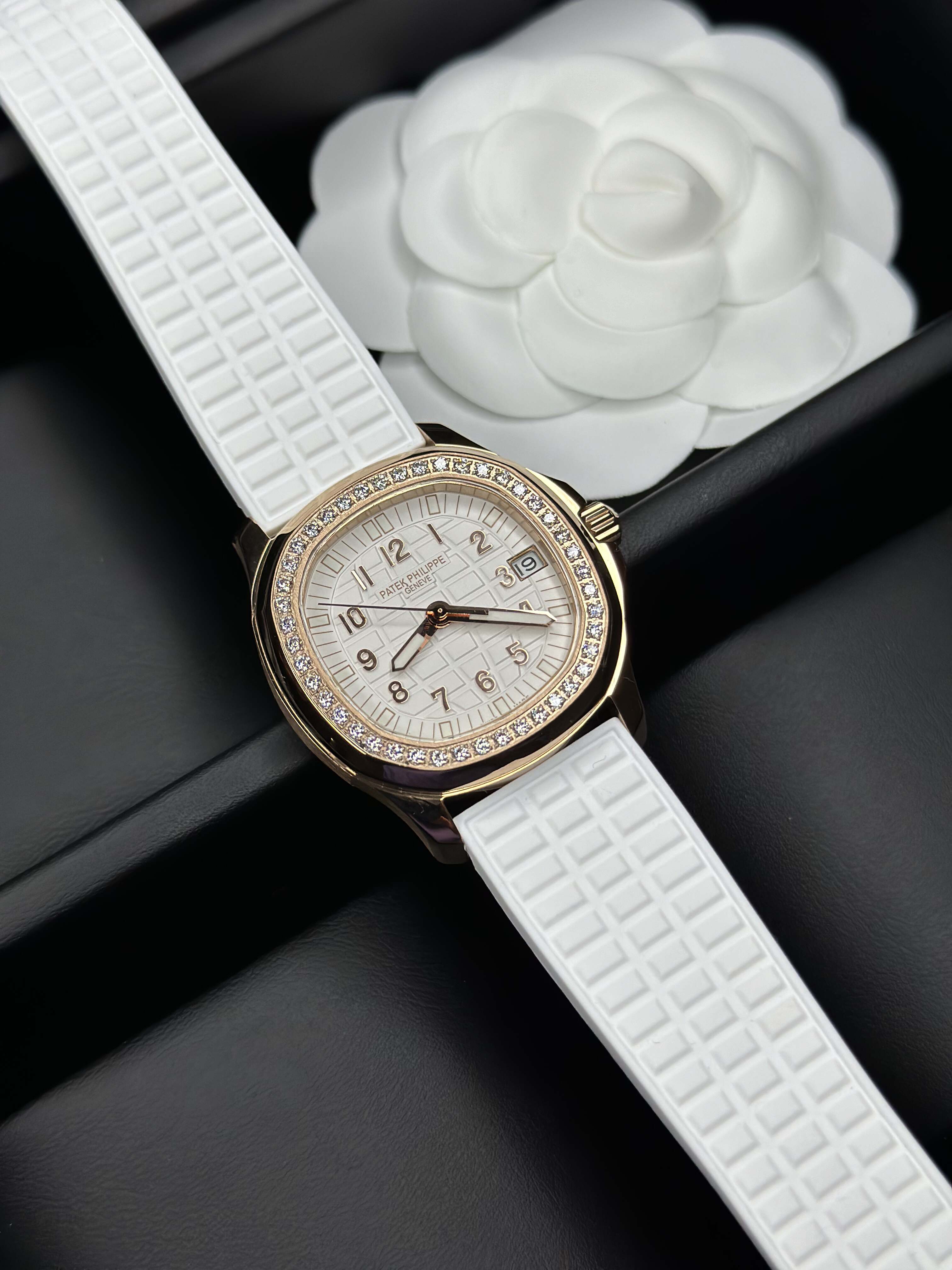 Patek Philippe Aquanaut Ladies Collection – 35.6mm Rubber Strap (With & Without Diamonds)