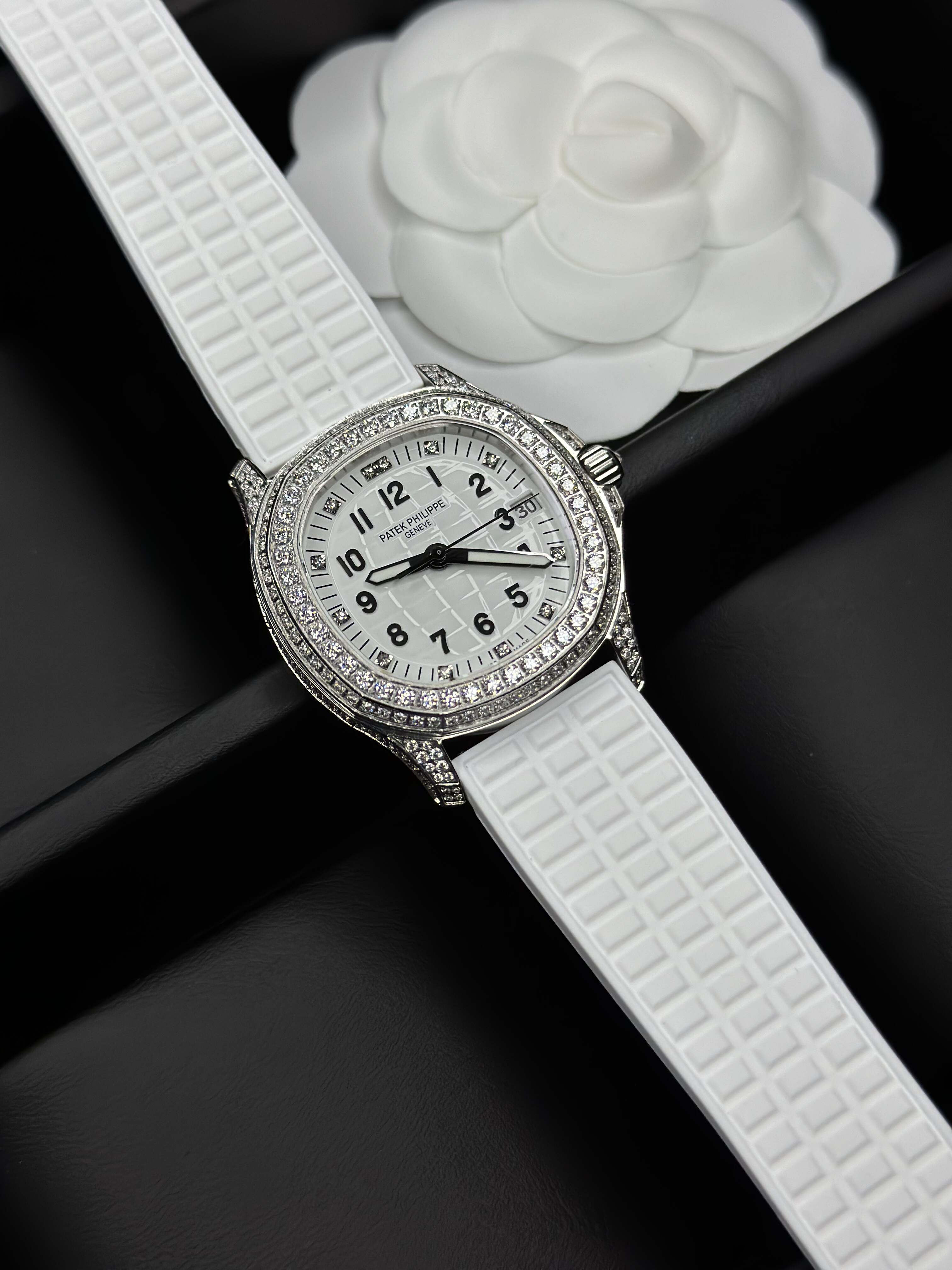 Patek Philippe Aquanaut Ladies Collection – 35.6mm Rubber Strap (With & Without Diamonds)
