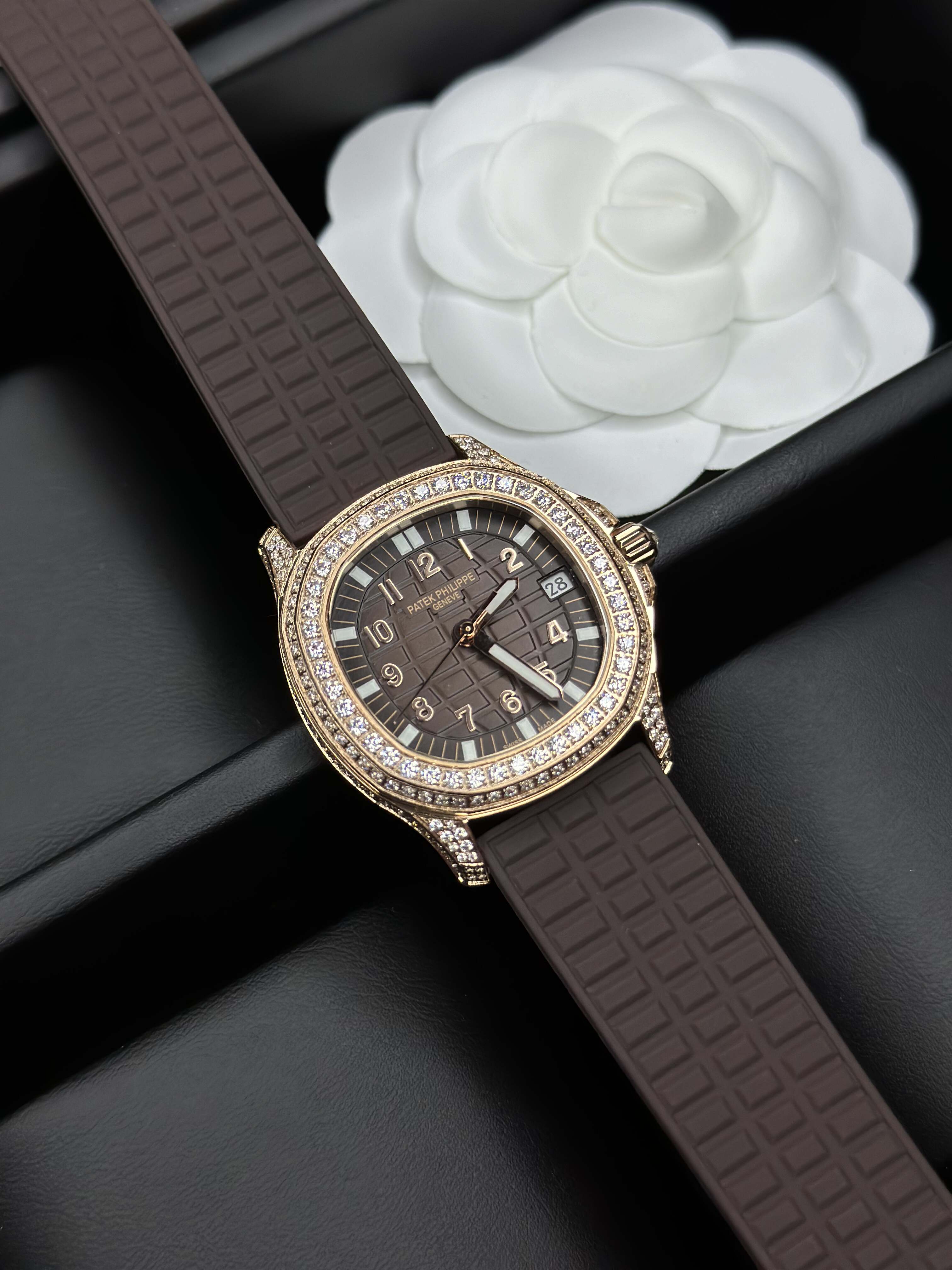 Patek Philippe Aquanaut Ladies Collection – 35.6mm Rubber Strap (With & Without Diamonds)