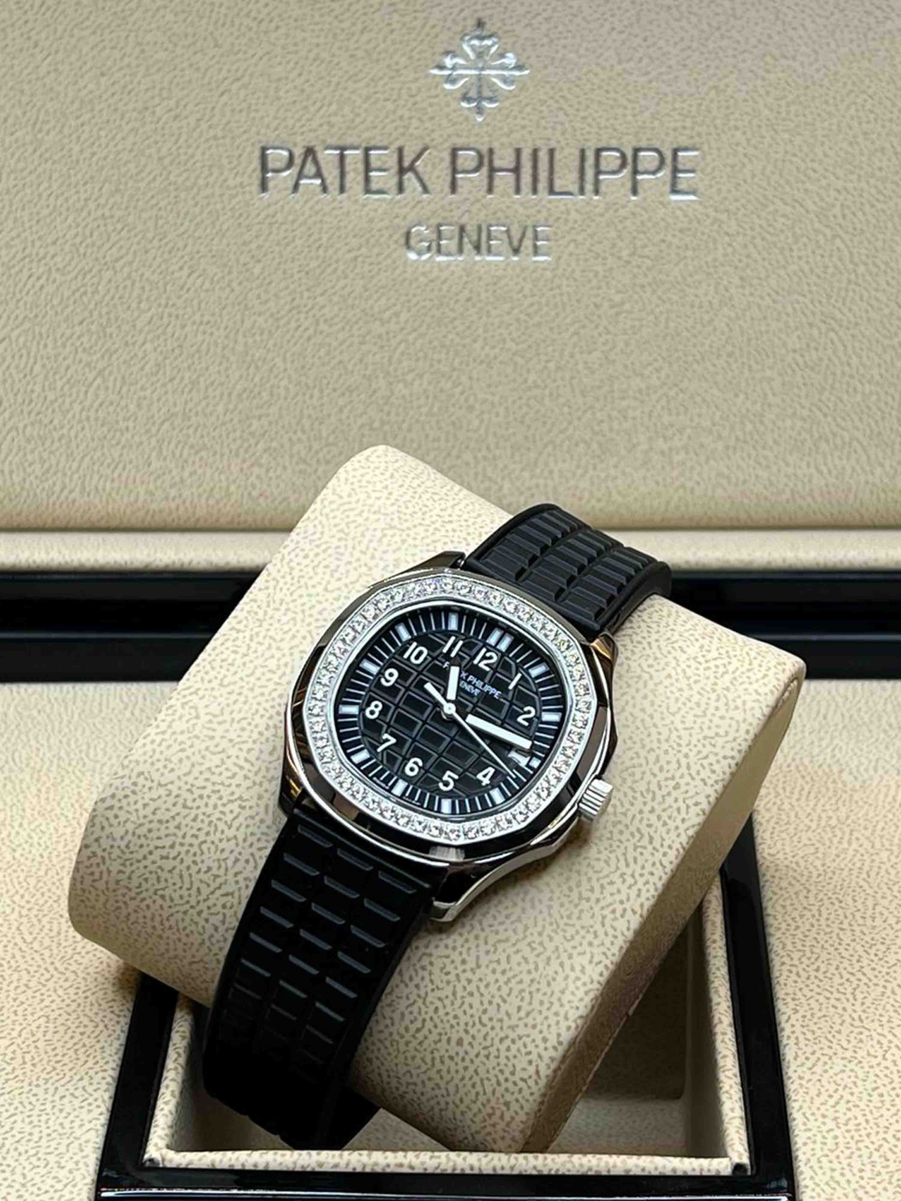 Patek Philippe Aquanaut Ladies Collection – 35.6mm Rubber Strap (With & Without Diamonds)