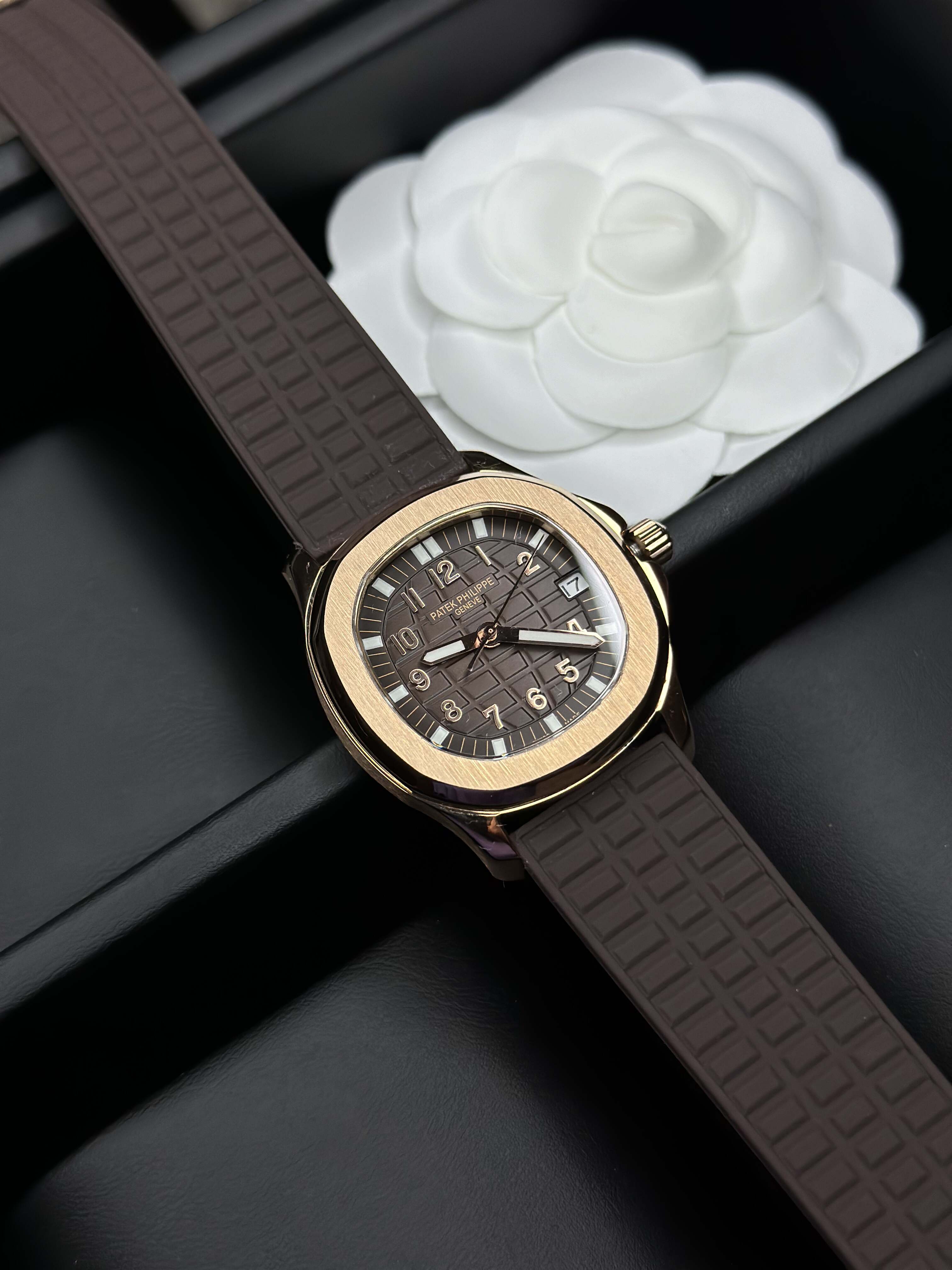 Patek Philippe Aquanaut Ladies Collection – 35.6mm Rubber Strap (With & Without Diamonds)