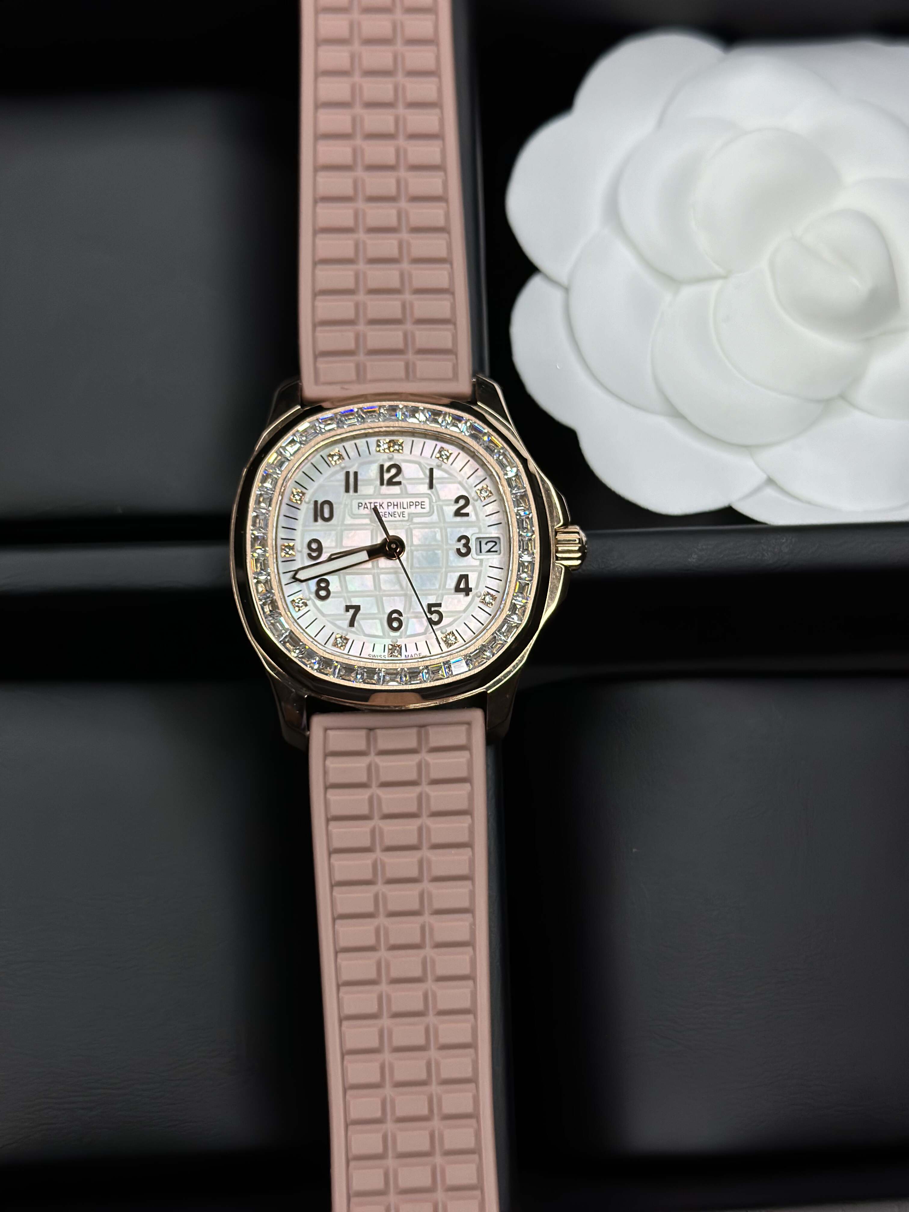 Patek Philippe Aquanaut Ladies Collection – 35.6mm Rubber Strap (With & Without Diamonds)