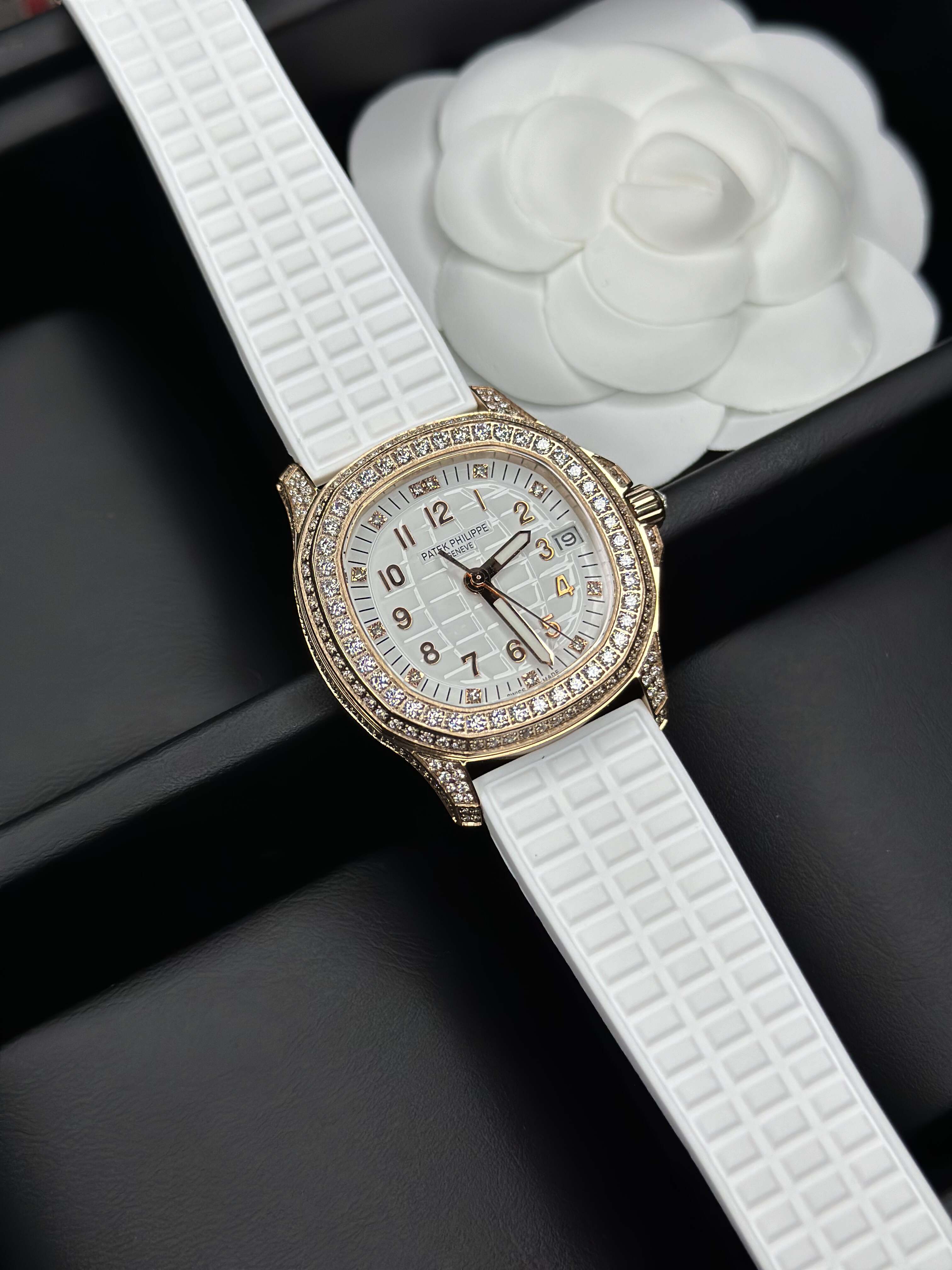 Patek Philippe Aquanaut Ladies Collection – 35.6mm Rubber Strap (With & Without Diamonds)