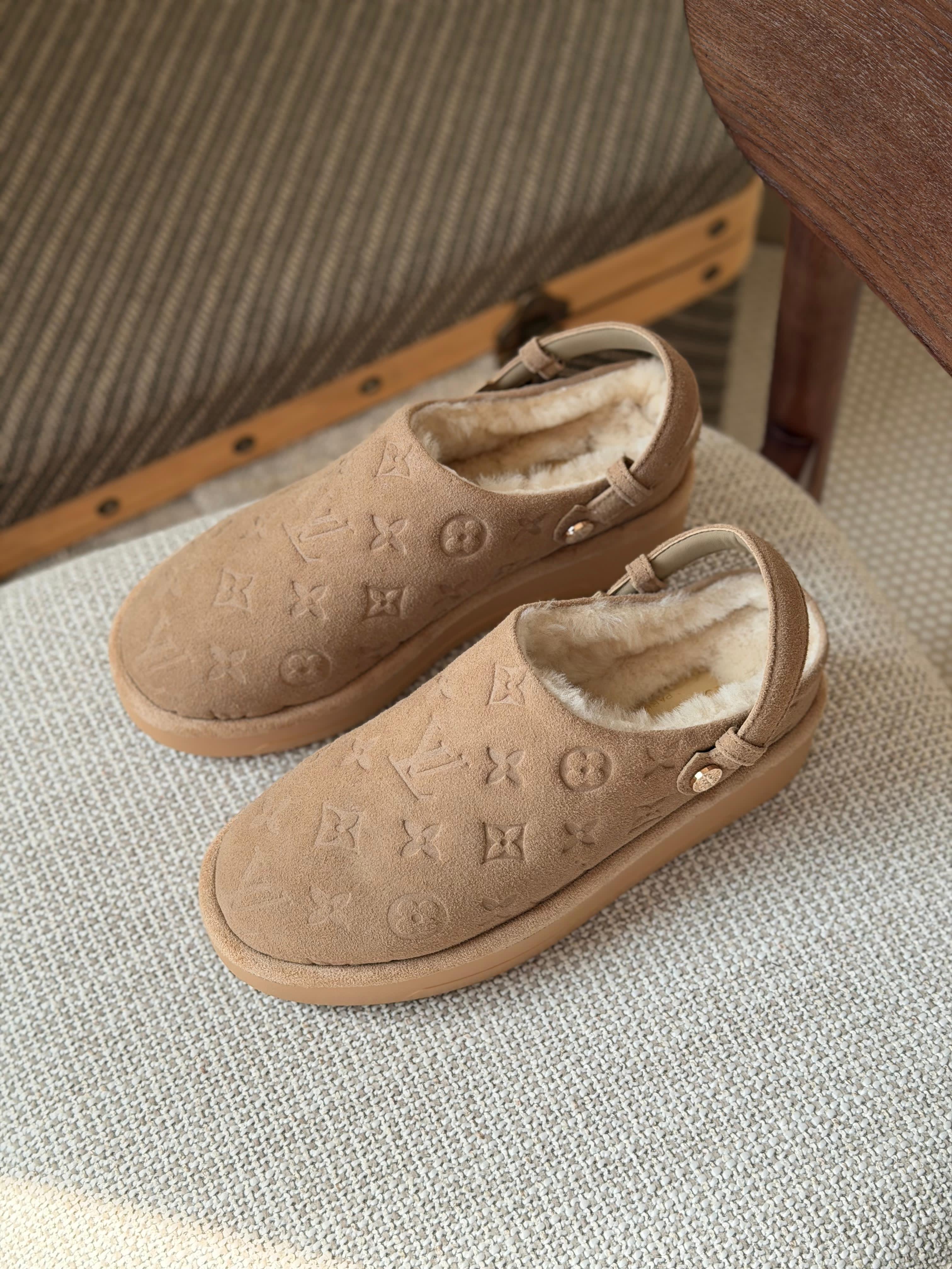 Louis Vuitton Suede Fur Clog Slippers – Beige