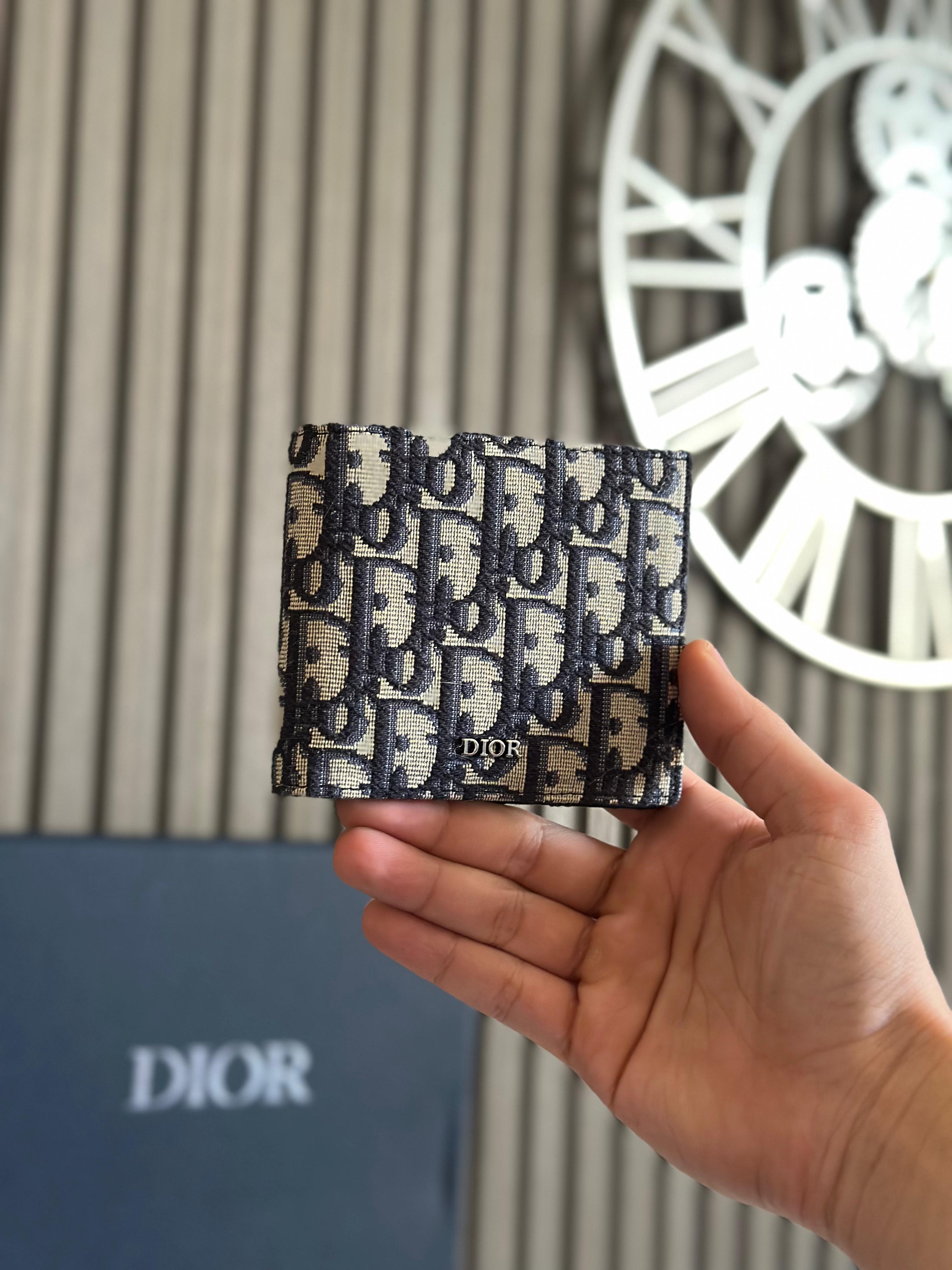 Dior Men’s Classic Wallet – Elegant Luxury Everyday Use
