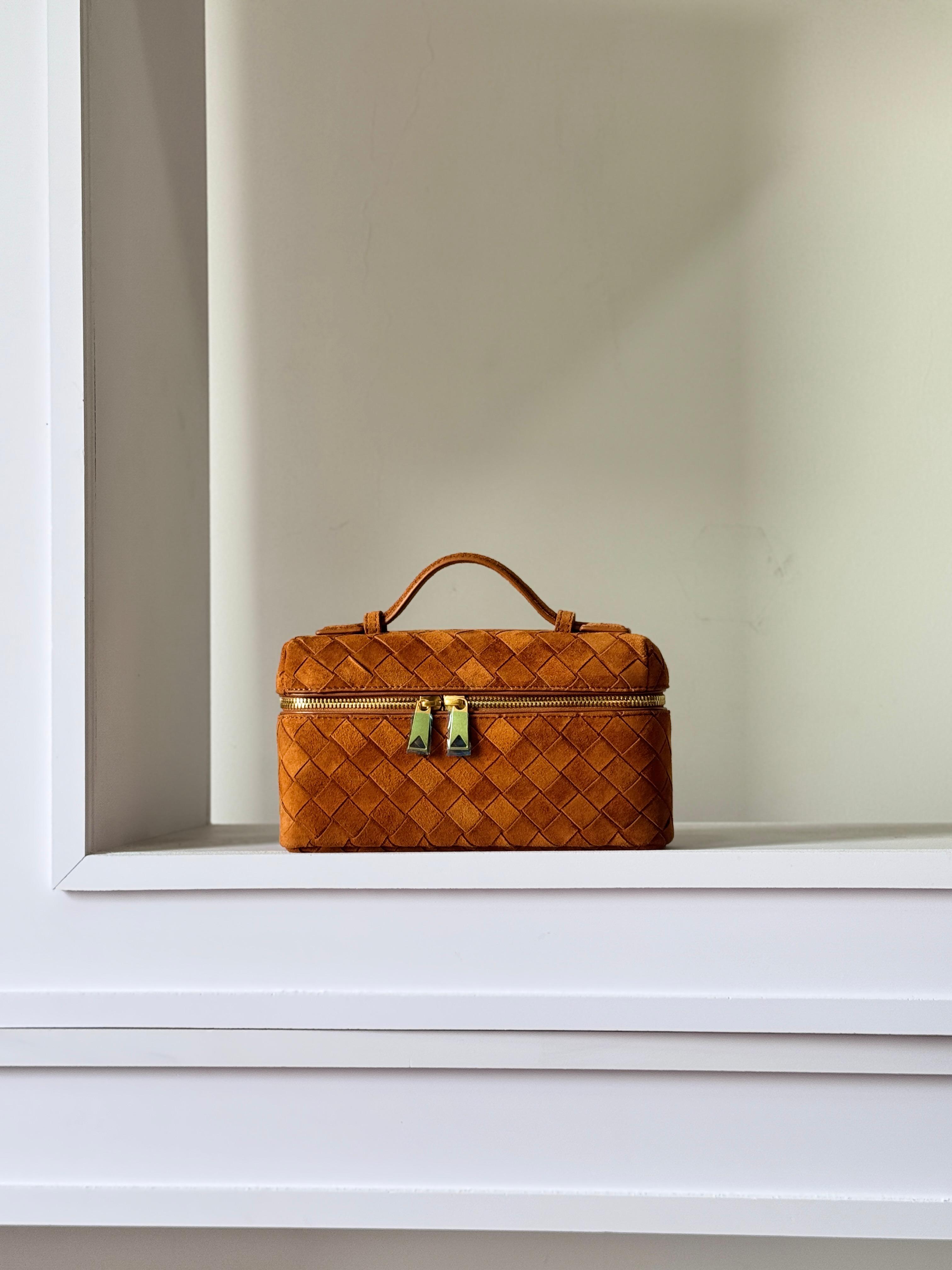 Bottega Veneta Intrecciato Leather Vanity Case – Two Color Edition