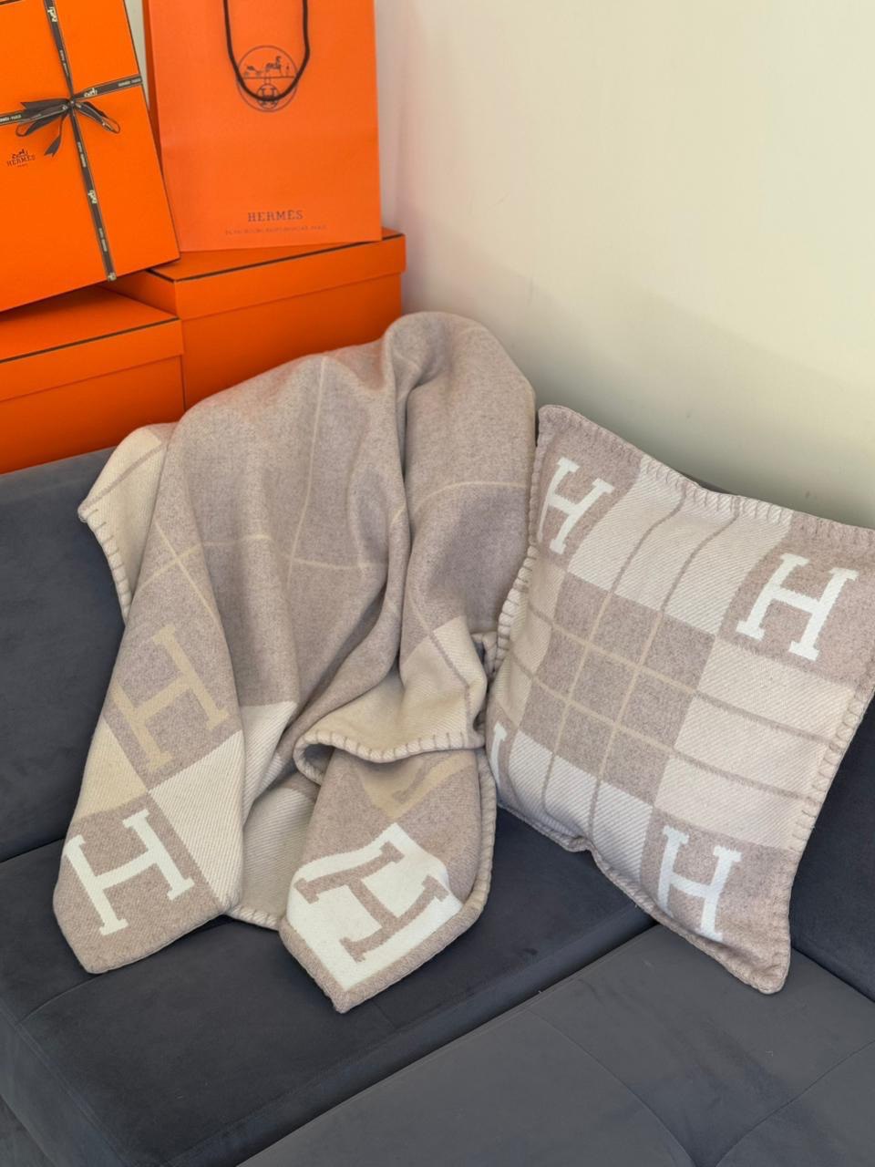 Hermès Avalon Throw Blanket & Cushion – Iconic H Wool Cashmere Collection