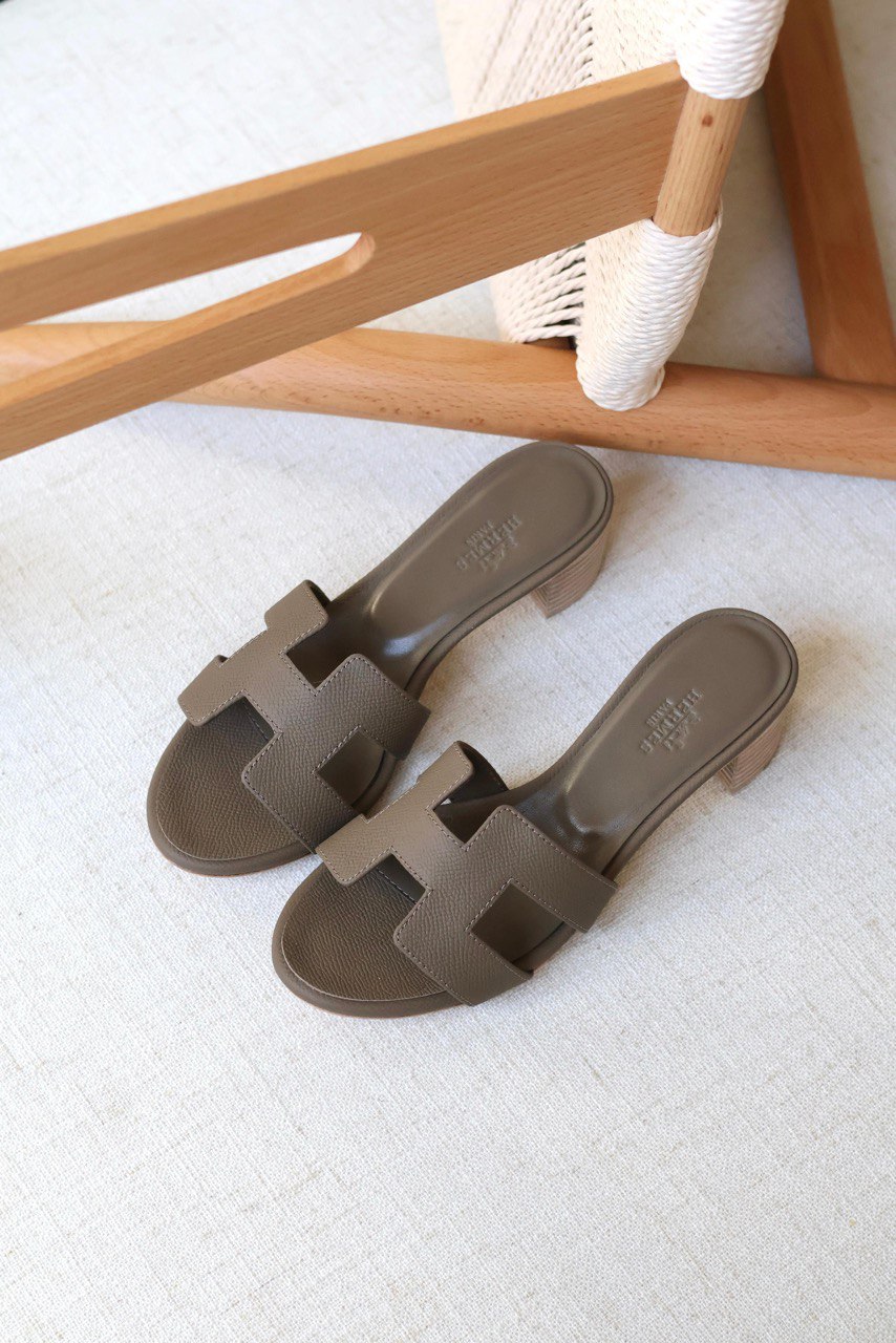 Hermès Oasis Low Heel H Cut Sandal