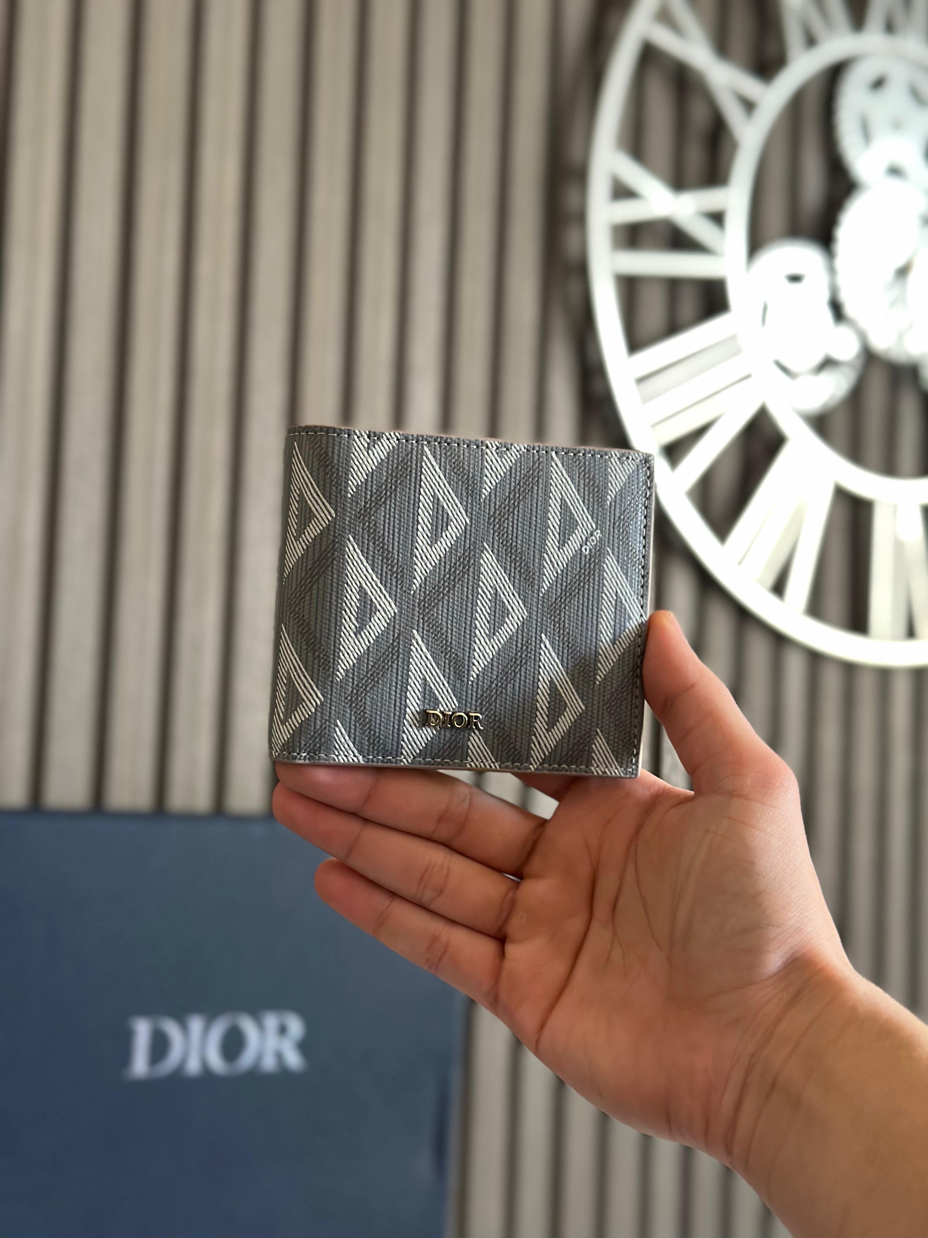 Dior Men’s Classic Wallet – Elegant Luxury Everyday Use